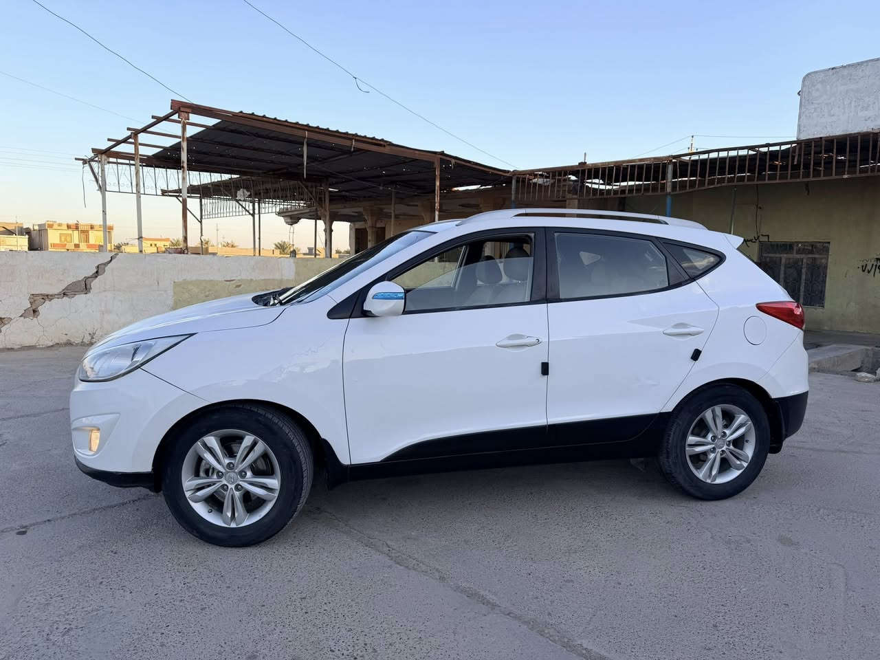 السلام عليكم للبيع بسعر مناسب  ب137 ويرهم مرارس
للبيع توسان 2013 وارد خليجي    
رقم صلاح الدين دولي سنويه لل30
لون ابيض ثلجي
موصفات السياره معروفه 
محرك دوش مكفول 
كير اوتو عادي 6نمر 
اشاير مري  
ويل كب 
داخل لونين 
تبريد ثلج
تحكم استيرن 
مثبت سرعه 
مسجل ابلاتوث شاشه
تبريد تدفئه مكفول   
وباقي الموصفات معروفه 
السياره جاهزه ومناقصه اي شي  
مكان السياره بيجي 
السعر 137ويرهم مراوس حسب القناعه                                                                                                   ***********
***********
