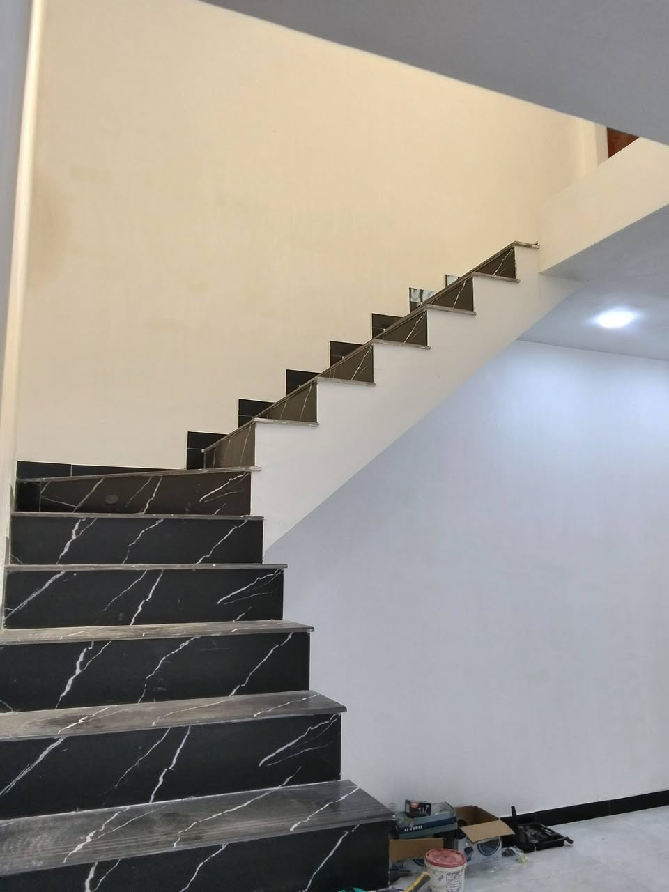 مشتمل 100متر كامل فول مواصفات شغل درجه اولى شارع 
15 الي ينزل من شارع 20شارع الجامع 
الاتصال ***********
