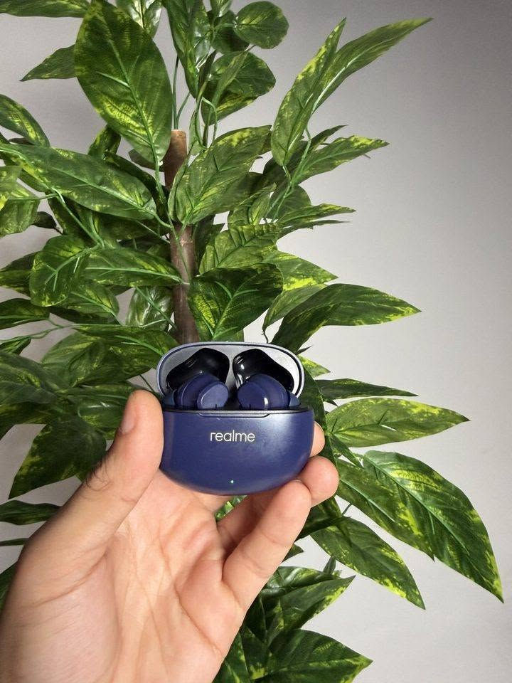المميزات:

. صوت Hi-Fi واضح وعميق.

. اتصال Bluetooth 5.3 سريع ومستقر.

. عزل ضوضاء يساعد على وضوح الصوت.

. تأخير منخفض مناسب للألعاب ومشاهدة الفيديو.

. عمر بطارية يصل إلى 18 ساعة مع علبة الشحن.

. مدى اتصال لاسلكي حتى 10 أمتار.

. دعم ترميز الصوت AAC و SBC.

. مكبر صوت بحجم 10 مم لصوت قوي.

. تحكم باللمس لتشغيل وإيقاف الموسيقى، 

.الرد على المكالمات والتنقل بين المقاطع.

. اتصال ثنائي القناة لاستخدام السماعتين معًا أو كل واحدة بشكل مستقل .ضمان شهر

السعر 20 الف مع التوصيل يتوفر توصيل للجميع محافظات العراق
ارسل اسمك وعنوانك ورقمك ثاني يوم يمك
للتواصل وتساب ***********
