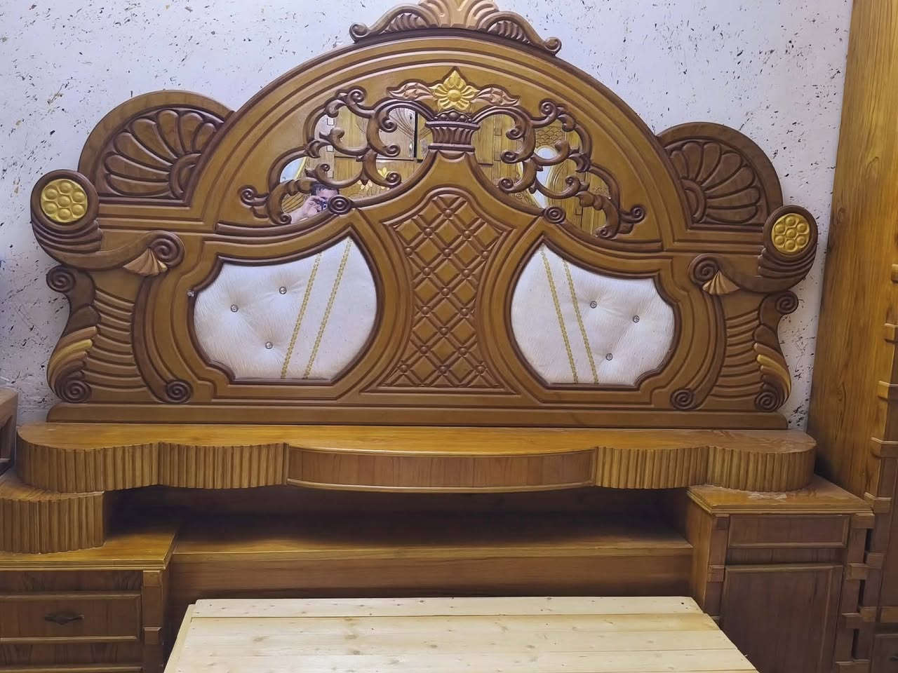 غرفه اخت الجديده في معرض ومزاد النورين ديالى بعقوبه كاطون الرحمه  للتواصل خاص أو اتصال أو واتساب ***********. مستعدون لشراء كافة الاثاث المنزلي وغرف النوم
