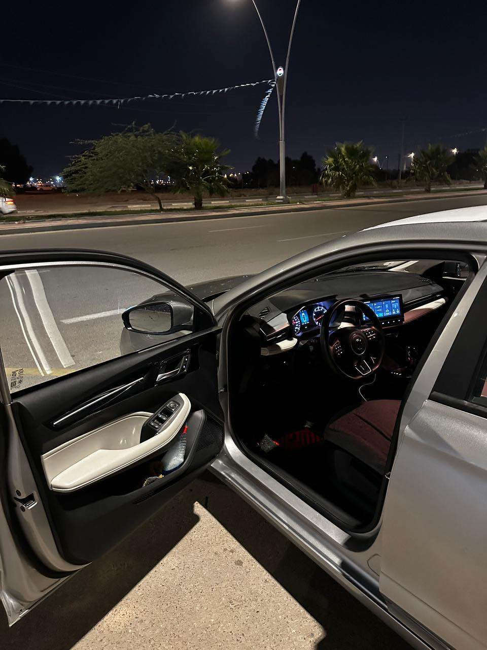 السلام عليكم سيارة MG5 ماشية 18 الف بيها تبديل جنطه بس سيارة جديدة ونظيفه :*********** الزبير, البصرة
