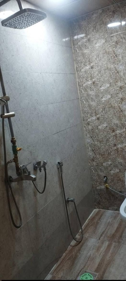 بيت للايجار بمساحه 100متر 
🛑يتكون من مدخلين وطرمه واستقبال و هول 2غرف نوم  ومطبخ وخدمات .. كذالك يحتوي ع تقنيه الغاز وماطور الماء  بلحايط من ضمن البيت  ولبيت مجهز بأنارة حديثه الكهرباء خطين 24ساعه مشتغله ..

ايجارة 700 وبي مجال 
————————————————————————-
🛑موقعه : الشعب شارع الأسواق المركزية حي الضباط ..

للاستفسار ❗️
*********** / ***********
