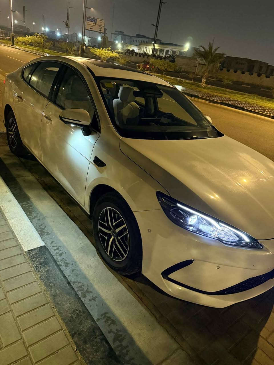 BYD Seal 05 2025 فول مواصفات 

موديل 2025 فول مواصفات 
ماشية 2000 وشوية كيلو زيرو 
كفالة عامة 

12 كامرة 
داش كام بلادي 
تسجيل 360 درجة عند الوقوف 
تسجل فيديو لاي شخص يقترب او يلمس السيارة 
كامرات 360 
شحن سريع 16 امبير / ساعتين ونص 

فتحة سقف 
ويل كب كروم
ركن ذاتي بدون سايق
شاشة كبيرة 12 انج 
تبريد قطعتين ومناخين  
جامات 4 اوتو 
كشن السايق كهرباء 
سويج + كارت تشغيل 
تشغيل عن بعد ودخول ذكي وبصمة 
اوتو هولد 
وضعيات قيادة 4 

ايرباك عدد 6 
سماعات عدد 8
يو اس بي عادي عدد 2 وتايب سي عدد 2 

فول LED كل السيارة 
حساسات ضغط اطارات مع درجة حرارة الإطارات 

رادارات امامية وخلفية وجانبية 
حساسات امامي وخلفي وجانبي 

تفادي تصادم تلقائي من جميع الاتجاهات
كشنات جلد ابيض 
تحكمات السيارة والابواب والجام والصندوك والتبريد من الشاشة 

عرض الشارع والسيارات المجاورة بالرادار بالشاشة 
السيارة تمشي 55 كيلو بالشحن 
و 2000 كيلو بالبانزين 
خزان بانزين 65 لتر 

رقم دولي مميز بصرة بأسمي 
هزة وسنوية جديدة 

السعر 162 ورقة 
*********** البصرة, العراق
