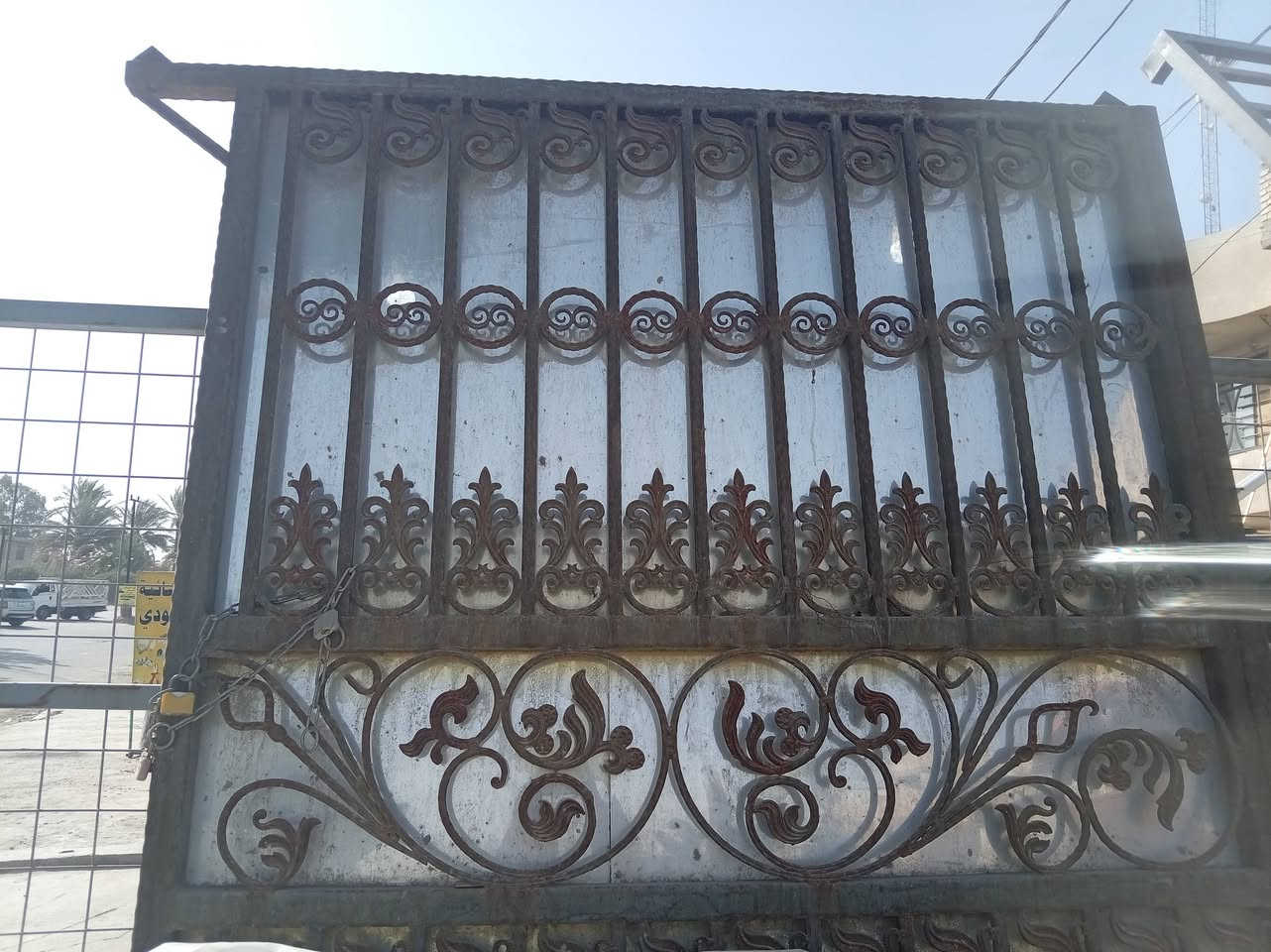 السلام عليكم باب للبيع السعر 350 وبي مجال الاستفسار الرقم ***********
