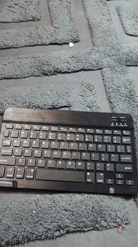 سلام عليك كيبورد عادي ما يشتغل سعرة 3000 دينار والمواس شغال بطاريات يكنك بلوتوث السعر 5000 دينار اثنينهن سعرهن 8000  مكاني بغداد الشعله رقمي *********** متواجد وتساب
