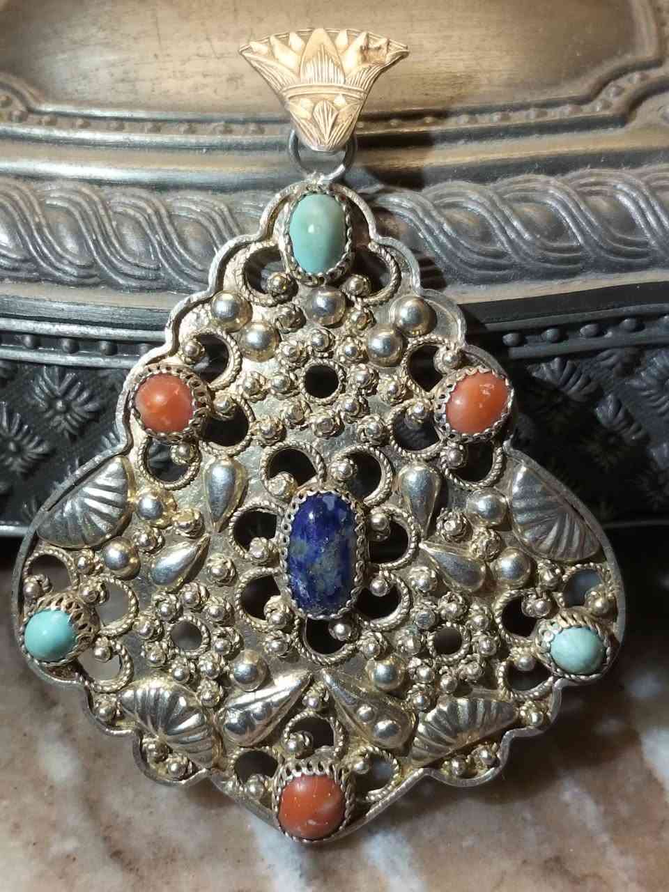 دلايه فضه يمنى انتيك بالتصميم الفيلجرى... حجم كبير مطعمه بالمهرجان التونسي الحر والفاروز الطبيعي واللابس لازورد.. قطعه لن تتكرر عيار 925


**إذا كنت صاحب هذا الإعلان وتريد حذفه لأي سبب، رجاءا أرسل رسالة إلى الدعم الفني**