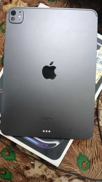 من رخصه ل ادمن ايباد M4 ذاكره 256 كارتونه موجوده هوه ول شاحن ل اصلي  و...