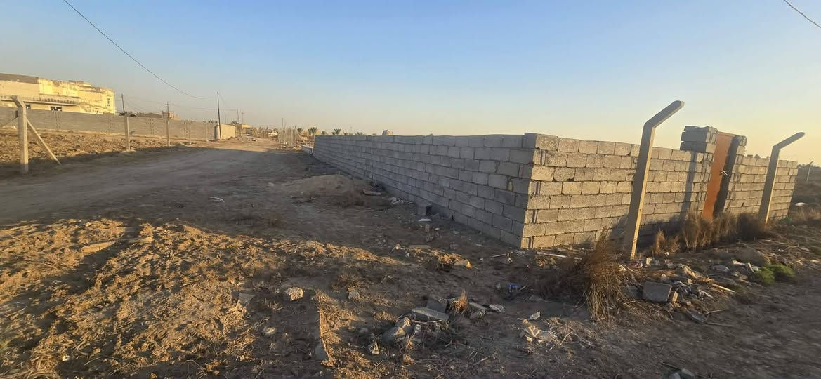 عرصه زراعي للبيع ٢٠٠ متر ركن سند ٢٥ بأسمي المكان  حي الجامعة نهاية شارع سوات بيه كافه الخدمات مشمولة بالتطويب  سعرها 30 وبيه مجال الشراي خاص او اتصال على الرقم ***********
