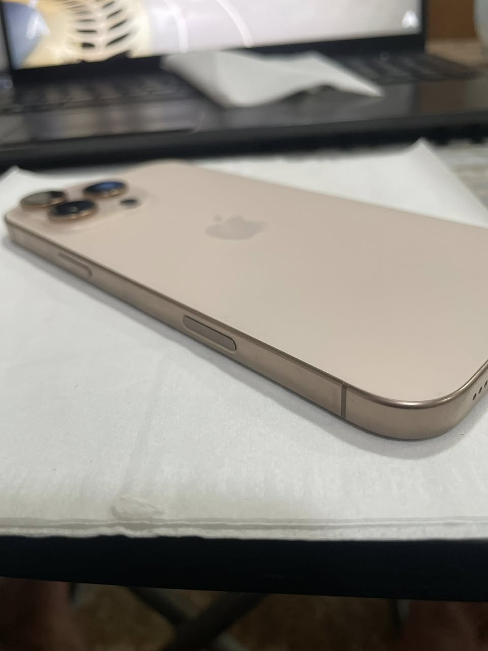 السلام عليكم
ايفون 16 برو ماكس 
جهاز نضيف كلشش 
بعده داخل الضمان 
ما مفتوح ولا بي شخط 
ذكره ٢٥٦ 
عنوان بغداد حي الجهاد
السعر 1,400,000
وقابل للتفاوض
***********
غير متواجد على الفيس واتساب و اتصال
