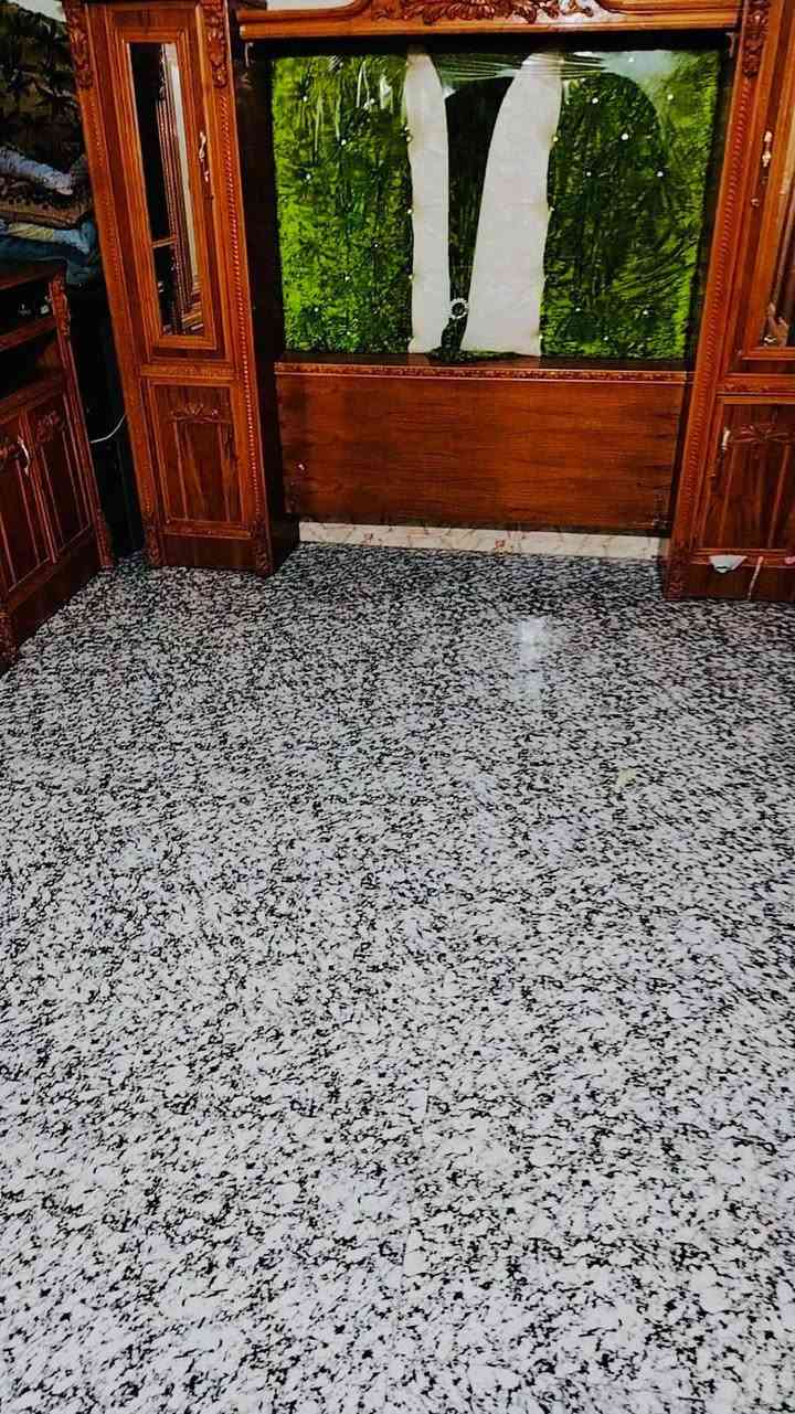 الشعب حي البساتين 
السلام عليكم  دار للبيع مساحته ١٠٠متر ٥×٢٠ بناء جديد2025يتكون البناء من غرفه نوم من مطبخ حار وبارد و+استقبال +خدمات داخل وخارج بيه كراج جنس الارض سند الاصفر العنوان الشعب حي البساتين قرب ابو رحاب المختار بيت مناسب مستعجلين على البيعه للستفسار بس اتصال ***********
