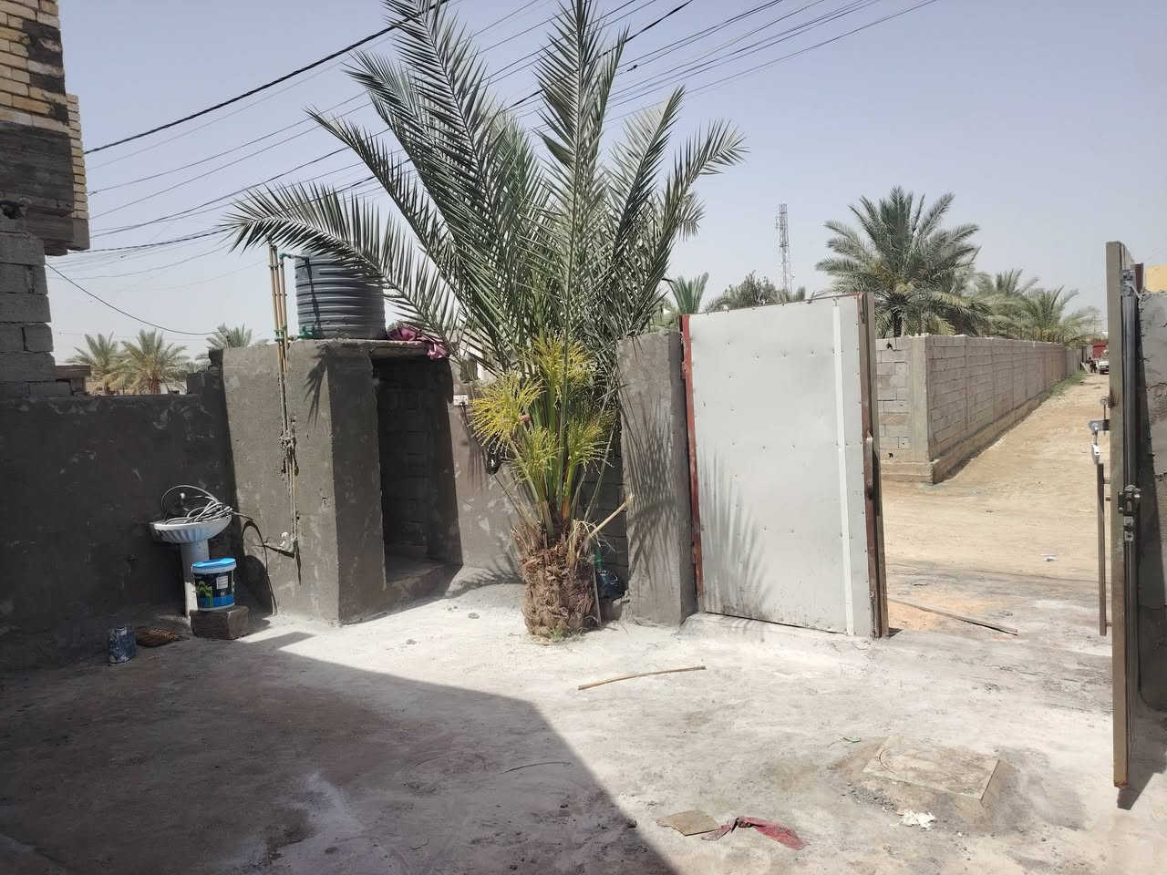 بيت 🏡 للبيع زراعي.    المساحه 150 متر
بيت جاهز للسكن
 بناء حديث ارضيه وسقف مسلح
يتكون من استقبال ومطبخ وصاله وغرفة نوم وحمام
المكان الصويرة حي الفرات مقابل محطة وقود الجوهره
والسعر الاتصال على الرقم
***********
***********
