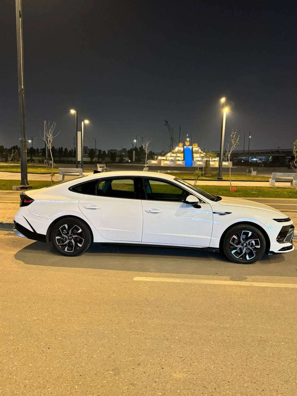 هونداي سوناتا ٢٠٢٤ فول عدا البانوراما حادثها موجود بالصور تبديل دعامية اصلية نفس اللون والبنيد pdr صار بي تكحيل وتغلف ppf السيارة مكفولة من الصبغ بدون شواصي بدون لغود بدون ايرباكات معروفة مواصفاتها رادارات ٣٦٠ درجة كامرة خلفية دوارة  كشن سايق كهرباء تدفئة سعرها ٢٠٥ مجال قليل للاستفسار 
*********** البصرة, العراق
