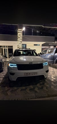 جيب لاريدو بلاك توب 2021 وارد امريكي محرك 6 سلندر 3600 كير 8 نمر  رقم ...