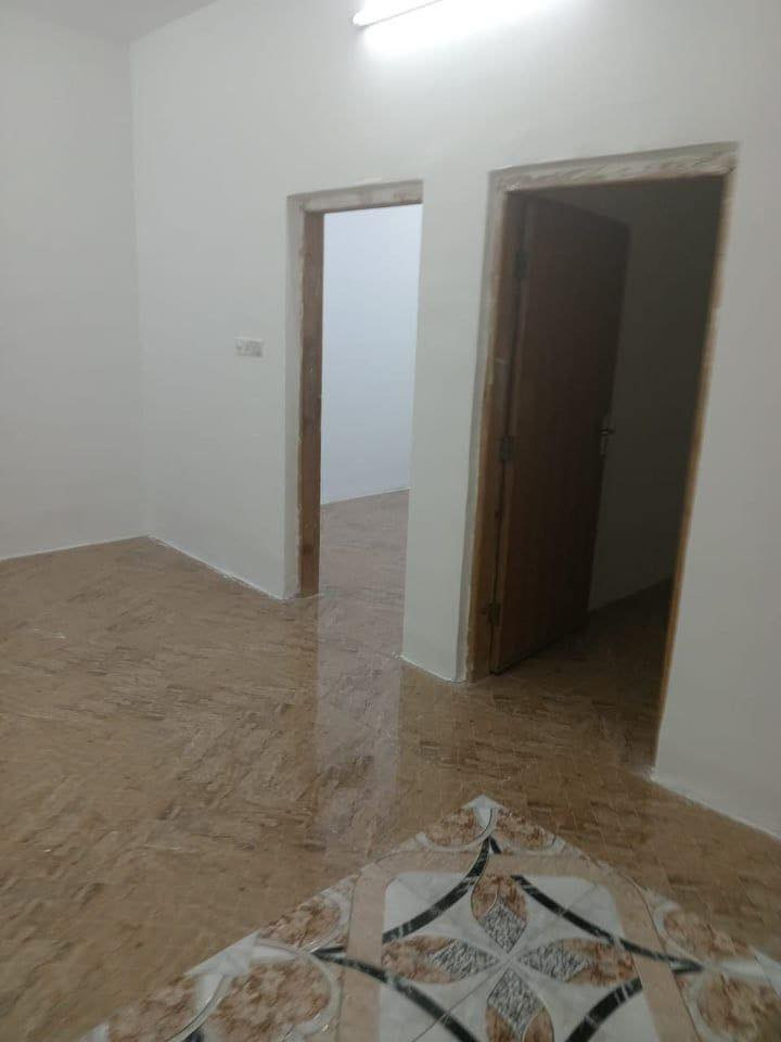 سلام عليكم 
بيت للإيجار حي البلدية مقابل التربية 
مساحه ١٠٠ طابقان الأرضي صاله كبير  والطابق الثاني يحتوي على غرفتين نوم وصاله وحمام ومطبخ وسطح 
للاستفسار ***********
