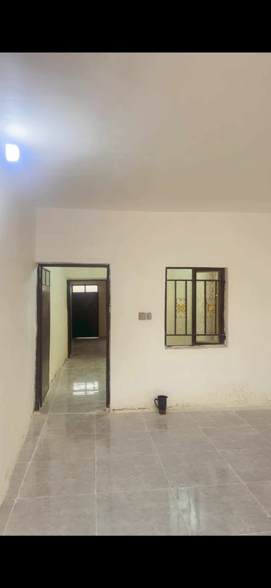 السلام عليكم بيت ١٠٠متر للبيع صب مسلح العنوان حي البساتين المدخل الثاني من جهة القناة السعر ٣٥بي مجال سند اصفر ***********
