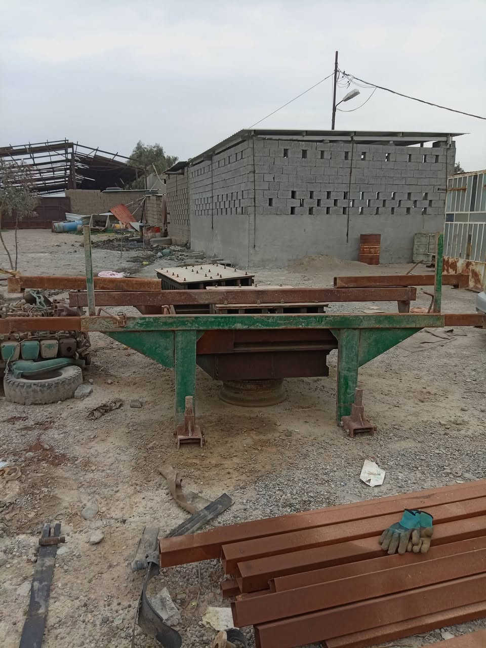 للبيع قاعده حمل حديد كامل سعر300 دولار ***********
