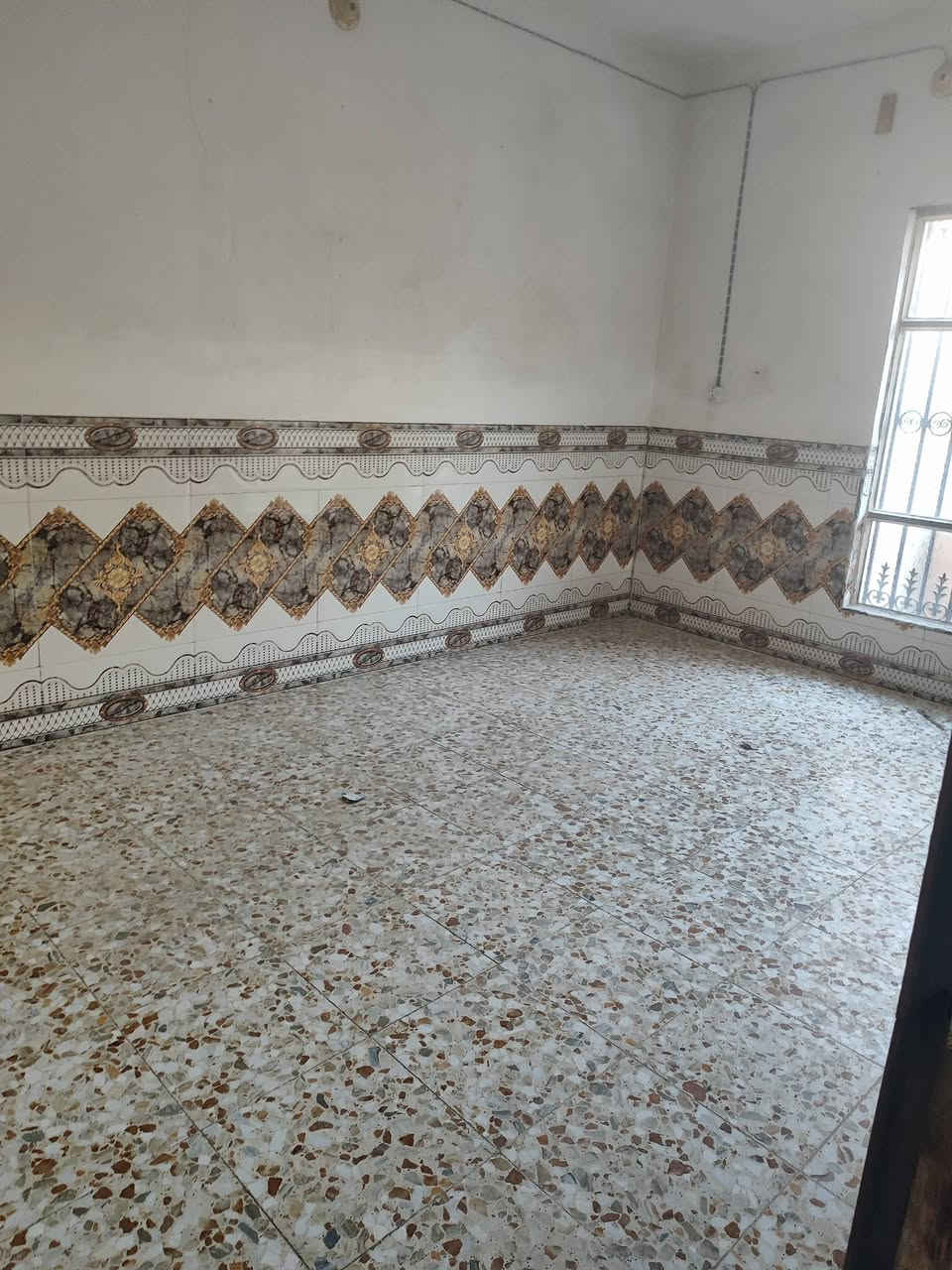 بيت للبيع المساحه ١٢٠ م غرفه نوم وصاله ومطبخ وصحيات وستقبال وطارمه وتشاريف ٥بيت عن شارع ٢٠ السعر ٥١ملييون مراجعة مكتب الخزعلي للعقار ***********
