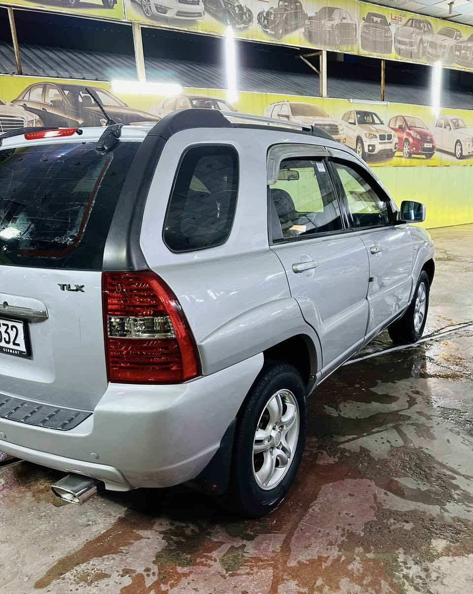 السلام عليكم من رخصت الدمن المحترم  كيه سبورتج خاليجيه  مديل 2007 سياره مكفوله من ضربه وتبديل قطعتين صبغ فقط اثر جراد مكينه الفين سياره كل نقص مابيهه سياره بسمي. بغداد مكان السياره بغداد السعر.  1005 بيهه شي بصيط    ***********.
