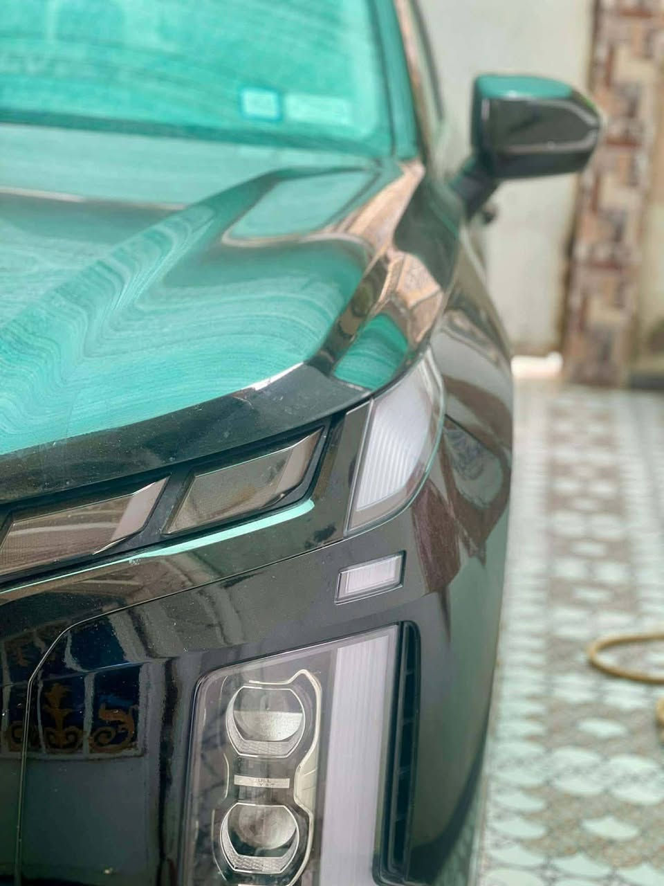 السلام عليكم  هيونداي باليسايد2024 للبيع

الرقم ‭0783 811 2855‬
كتاب شهداء
العنوان الديوانية المركز

ضربه خفيفيه الباب اليمني
palisade2024
فئه
هوك خلفي+دبلا اكزوز+رف سقفي

المحرك8.3لتر v6بنزين تنفسي طبيعي
القوه 295 حصان
العزم262رطل قدم عند5200دورة/دقيقه

القير اوتوتماتيك 8سرعاتWire-by-shift مع دبلات بالمقود
الدفاع الامامي FWDأو دفع رباعي DWA حسب الفئه
اللي بصورة بيها دبل كزوز وهوك فغالباAM

الطول × العرض × الارتفاع: 196.7 بوصة × 77.8 بوصة × 68.9 بوصة
قاعدة العجلات: 114.2 بوصة
الخلوص الأرضي: 7.9 بوصة
عدد الركاب: 7 أو 8 ركاب حسب فئة الكراسي
مساحة التخزين: 18 قدم³ خلف الصف الثالث، 45.8 قدم³ خلف الصف الثاني، 86.4 قدم³ مع طي كل المقاعد
الوزن: حوالي 4,506 باوند للدفع الرباعي
المواصفات الداخلية
الشاشة: 12.3 بوصة للمعلومات والترفيه تدعم Apple CarPlay + Android Auto
العدادات: شاشة رقمية 12.3 بوصة
المكيف: تحكم مناخ أوتوماتيكي ثنائي أو ثلاثي المناطق + فتحات للصف الثاني والثالث
المقاعد: جلد أو قماش حسب الفئة. تدفئة وتبريد للمقاعد الأمامية، تدفئة للصف الثاني بفئة Calligraphy
الشحن: منافذ USB-C بكل الصفوف + شحن لاسلكي
أهم المميزات: فتحة سقف، ستائر جانبية للصف الثاني، باب خلفي كهربائي بدون استخدام اليد 3dc5af038963
الأمان والتقنيات
Hyundai SmartSense: مثبت سرعة ذكي، مساعد البقاء بالمسار، تحذير النقطة العمياء، كاميرات 36 
أهم الأنظمة: التنبيه من التصادم الأمامي مع كشف المشاة، تنبيه الراكب الخلفي، مساعد الخروج الآمن
الوسائد الهوائية: أمامية وجانبية وستائرية للـ3 صفوف 6391af038963
الفئات الرئيسية بالعراق والخليج
SE/SEL: دفع أمامي، جنوط 18، شاشة 12.3، 8 ركاب
XRT: شكل رياضي، دفع رباعي، جنوط 20 سوداء، رف سقفي، دبل اكزوز
Limited: جلد نابا، تبريد مقاعد، كاميرا 360، إضاءة محيطيي
Calligraphy: أعلى فئة، شبك كروم داكن، جلد مطرز، سقف بانوراما مزدوج. ب2024 نزلت Calligraphy Night Edition بلون أسود كامل 8963810f
