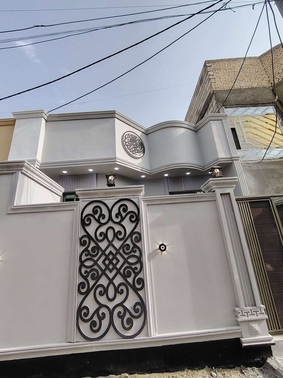 دار سكن للبيع 🏠
تستلم دارك عند المكاتبة مفتاح 🔑
تصميم مميز ملكي ( أكيد أجمل من التصوير )
#المساحة :: 120م 
الدار يقرب من السايدين الداخل 300م
#العنوان :: إبي الخصيب - الصنكر - قرب مازن سنتر .
#يحتوي :: كراج . استقبال . مطبخ . صحيات خارجية .
صالة . درج . صحيات داخلية . غرفتين منام . مناور .
…………….
ملك صرف زراعي عراقي نموذج 25
…………….
#السعر_المطلوب :: 77 مليون قابل للتفاوض .
…………….
#علماً / دار ثاني بجوار هذا الدار جاهز وبنفس التصميم .
……………
#للأستفسار :: ***********
