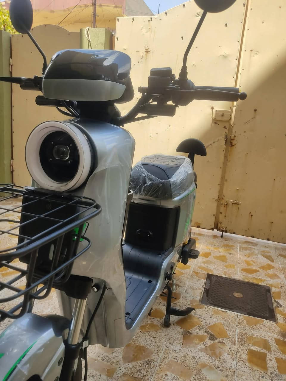 السلام عليكم
دراجة R9
دراجة جديدة مستخدم أقل من أسبوع 
نضيفة بمعنا الكلمة كلشي بيها عل فحص وشرط 
ملف1200عل فحص بطاريات مسطرة كبار عل فحص 
أربع سرعة 
شاشة دجتل تحديد لاعطال وكلشي يبين بيها 
يشاير يمين يسار رباعي لايت عالي ناصي نشرات 
انضمة تشغيل 
كارت2
شويج2
بصمة 1
الدراجة لاشخط ولا جلخ بيها مشحونا 5 مرات فقط 
أبيعك من أضغر برغي إلى أكبر برغي على فحص ما مفتوح ..السعر 525مجال حك جيتك وتدلل 
مكاني موصل لأيسر مدخل دوميز 
***********
