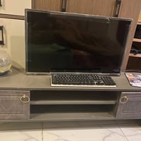 ميز شاشة • شاشة ٣٢ • نضيف كلش