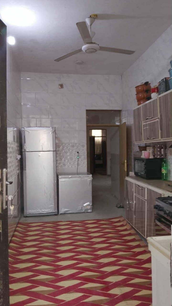 سلام عليكم 
بيت للبيع في ابو منيصير الضباط الثالثه مساحه 150متر بناء جديد يحتوي على غرف عدد 2 ومطبخ واستقبال وصاله وحمامات اثنين ومنور وترك بضهر البيت كامل نقص الارضيه فقط السعر ب85 وقابل للتفاوض مع المجال 
للتواصل ***********
واتساب.***********

