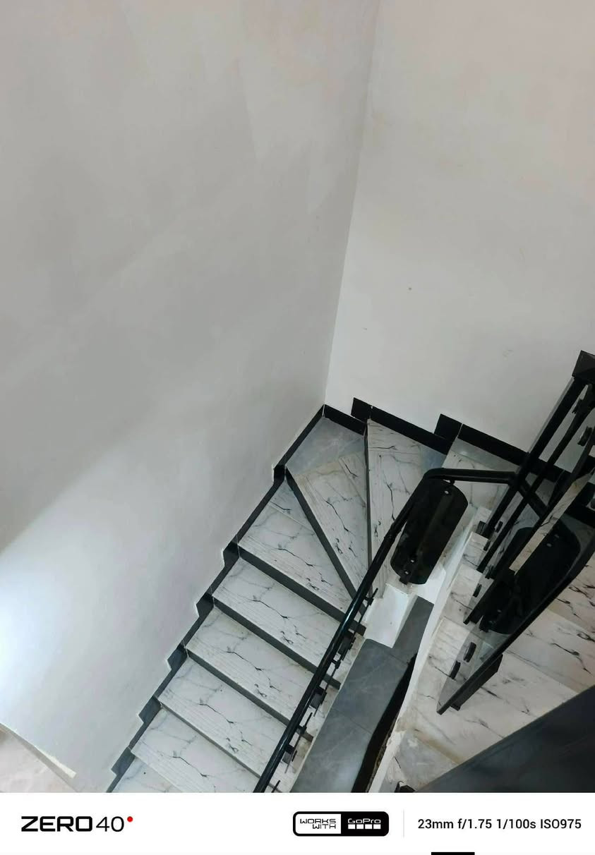 اللهم صل عل محمد وال محمد 
دار اللبيع 💒مساحه 200م طابقين
1يحتوي عل 4/غرف 

2صاله + مطبخ +استقبال

3حمامات داخليه و خارجيه 

4بناء طابوق جمهوري صب مركزي 

5جبس بورد بيت كامل ارضيه بورسلين 60x60

6بيت قريب كلش عل شارع مطار 

7عنوان بيت عمود 335شارع مطار قرب جسر شهداء 

8شوراع تبليط🛣️ كهرباء ماء اناره اليليه🌃 
  
باقي تفاصيل خاص استفسار ***********
