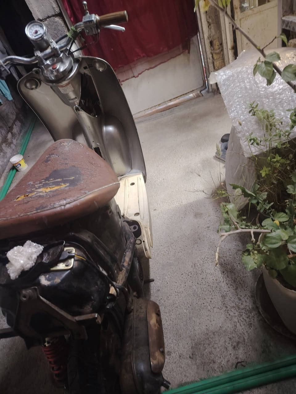 كلاسك عبد الحليم مكينه حلوة لايت شغال قفل جنطه شغاله
السعر 100 بغداد الشعب ***********
