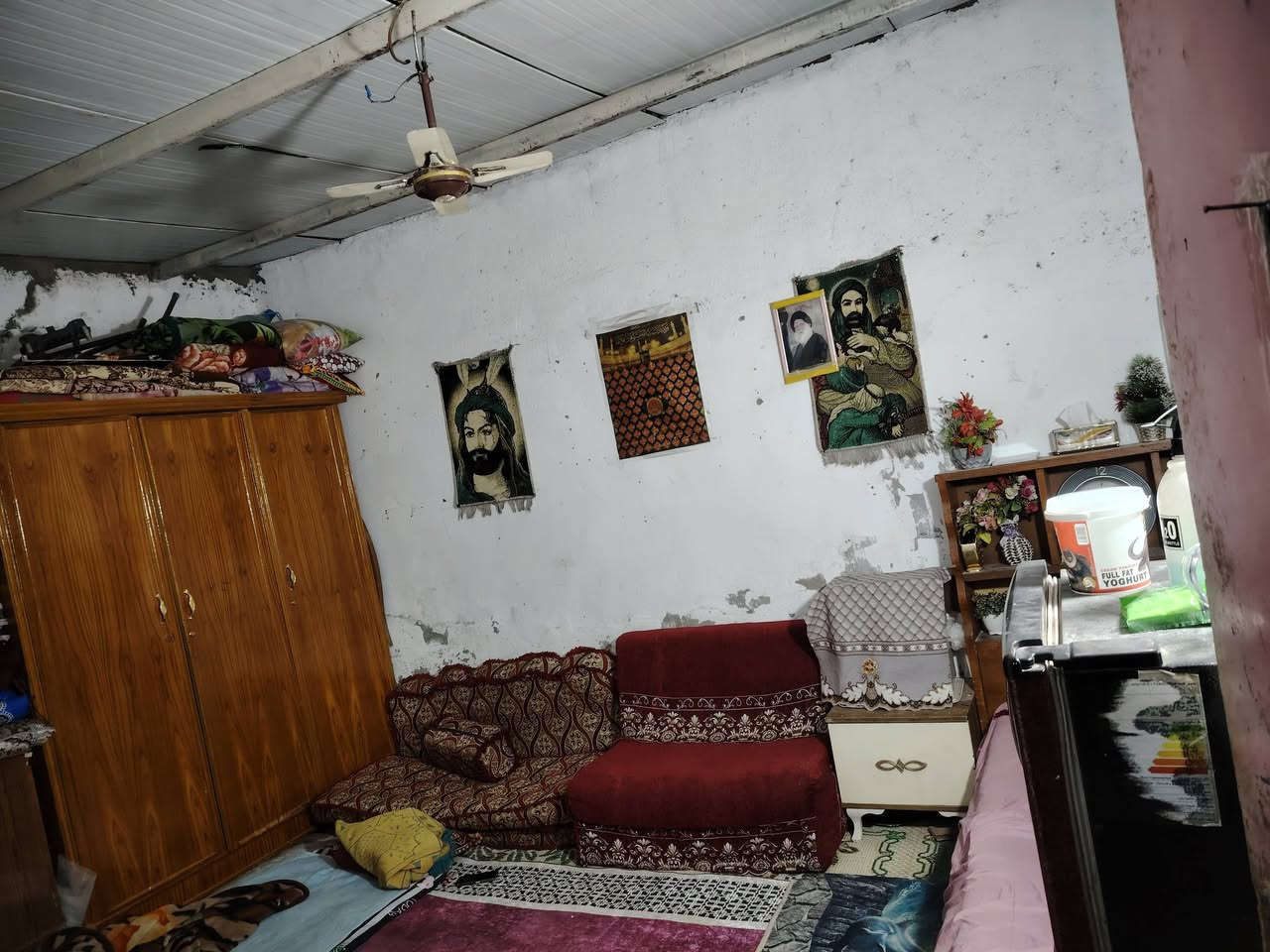 للبيع ب 8 بي مجال بسيط  بيت تجاوز بغداد مدينة الصدر كياره بشركة رمضان مقابيل البانزين خانه مال الكياره ب فرع  مو عل شارع البيت يحتوي على 60 متر تقريبن ستقبال وغرفه وممر ومطبخ وحمام يعني مال عاله صغيره البيت سندويج بس المطبخ جينكو انزل من سعره الشراي ويجيبله سندويج البيت جان مشترك ويه بيت اوختي فه عزلته المجاري كهرباء الماي كامل كوليته معزول الدربونه نهايتها مزدوده جيران خوش ناس ملاحظه الشراي بس يعلق ويجي خاص حته اجي لانو متطلع عدي رسايل بل خاص الحد يعامل جذب رجاء


**إذا كنت صاحب هذا الإعلان وتريد حذفه لأي سبب، رجاءا أرسل رسالة إلى الدعم الفني**