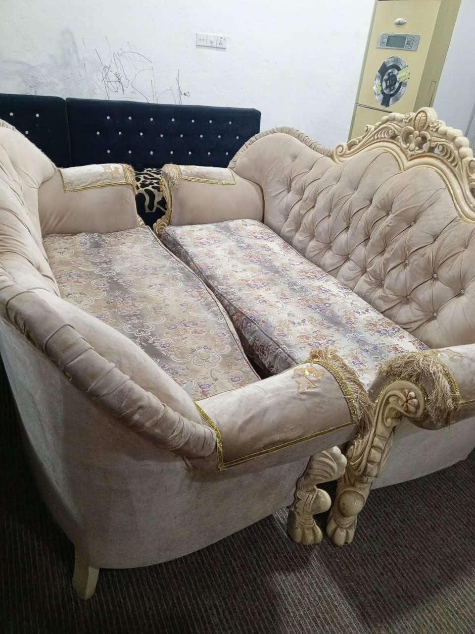 طخم تزكام لون كريمي 🤎
ست قطع ثنين كبار واربع كراسي 
السعر 400 وبي مجال للشراي 
للاستفسار الاتصال على الرقم التالي 
*********** 
بي واتساب
