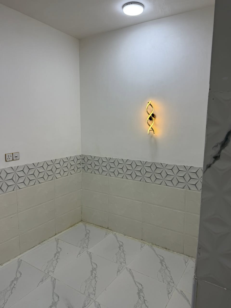 بيت للبيع ٥٠متر طابق ونص بناء طابوك مجمع الغدير خلف الفيزه التركيه
غرفتين نوم 
صاله 
حمام عدد ٢
مطبخ 
***********
