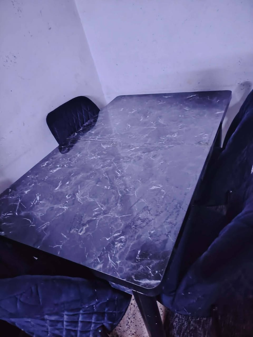 السلام عليكم 
عندي ميز طعام جديد 
1/يكبر او يزقر 
2/يجي ويا ست كراسي 
3/السعر 170اوبي مجال للطيبين 
4/هاذه رقمي ***********بي واتساب
