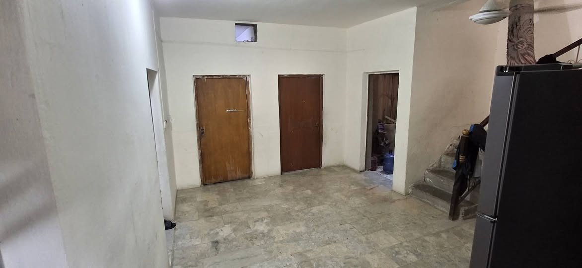 سلام عليكم الدار للبيع مساحه ١٥٠ طابو ملك  كامل خدمات الساهرون طابق ونص  يحتوي البيت على ٣ غرف نوم صاله مطبخ ستقبال  مناور. ٢ حمامات ٢      الشراي خابر على رقم ***********  بي وتساب
