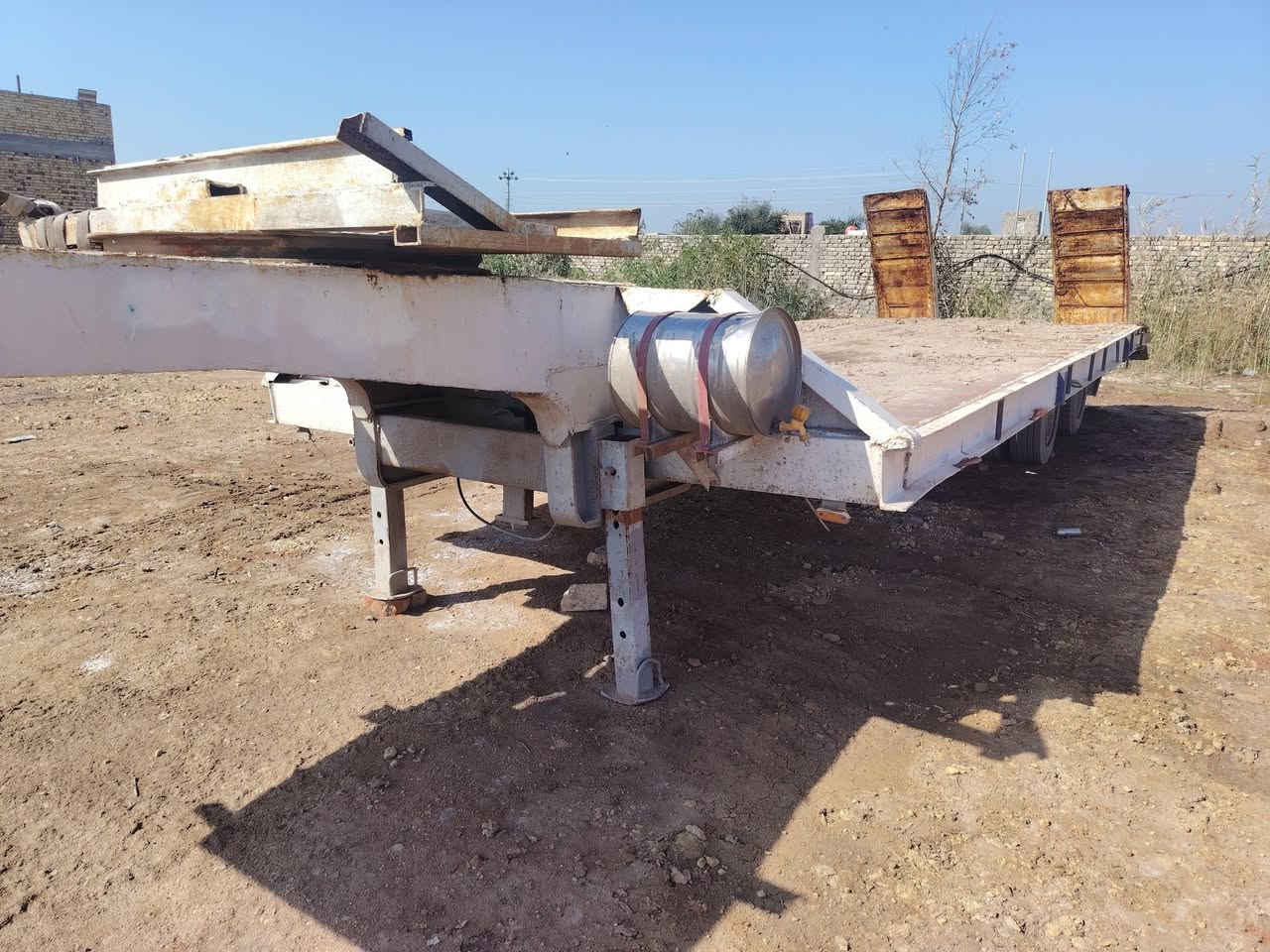 لودر طول ٨وربع وعرض ٣و١٠ سعر 60ورقه تخم تاير ١٧عنوان عماره ***********    ***********
