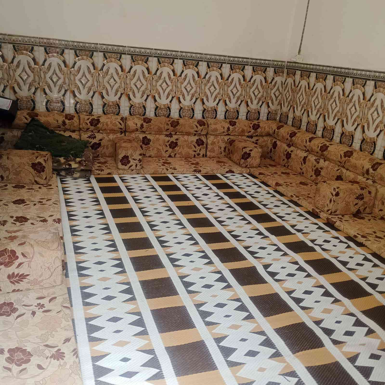 بيت زراعي للبيع العاجل 100 مربعه بشارع
المطار فرع مول جدو بي طابو محكمه  
***********
