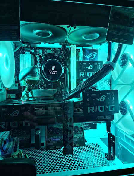 السلام عليكم و رحمة الله 
للبيع كيس و شاشه
استخدام 6 اشهر
(ملاحظه التجميعه تاخذها بدون الكروت و الفكر اللي بيها تمام😂)
المواصفات:
R5 7600 BOX
RX 7800XT ASUS DUAL BLACK 16GB
M.B ASUS B650M-K PRIME D5
RAM T.FORCE 32GB 6000MHZ BLACK ARGB
M.2 WD GREEN SN3000 1T GEN4
PSU FSP 700W HYDRO PRO BRONZE
COOLER ASUS ROG RYUO 240MM LCD BLACK 240MM 
CASE ANTEC NX410 V2 WHITE ARGB
المعجون المستخدم للمعالج MX6
 
مواصفات الشاشه:

ASUS ROG STRIX XG27ACS 
27
2K
180HZ
FAST IPS 
1MS
SRGB 133% اعلى تشبع الوان بفئتها
EXTREME LOW MOTION BLUR SYNC
G-SYNC
HDR 400
USB-C
TRIPOD SOCKET
ستاند متحرك
نظافة القطع 100%
كراتين القطع كلها موجوده و الشاشه كذلك وضمان باقي بكل القطع و وصل الشراء موجود
التجميعه صايره عليه ويه الشاشه 1,925,000 الف
رايدها كامله ب 1,600,000 الف
وبيها مجال بسيط حك الجيه 
توصيل موجود
عنواني بغداد شارع فلسطين
***********
***********
موجود واتساب
