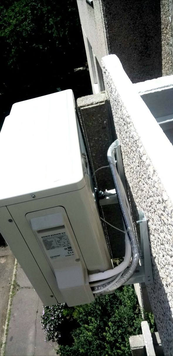 *🔧 فني كهرباء وتبريد محترف | خدمة منزلية بكل بغداد 🔧*

السلام عليكم  
فني كهرباء وسبالت عندي خبرة 18 سنة بالشغل الميداني، اشتغل بيدي وبأحدث العدد، وشغلي مضبوط وعليه ضمان.
1. تأسيس كهرباء من الصفر*  
- سحب واير اصلي، نصب بوردات رئيسية وفرعية  
- توزيع نقاط الإنارة والبرايز والسبوت لايت  
- شغل مرتب بدون تشويه للحايط والديكور

*2. نصب وغسل وصيانة السبالت*  
- نصب سبلت جداري وكاسيت ومركزي  
- غسل كامل بمكينة ضغط ينظف الفلاتر والمبخرة ويرجع التبريد 100%  
- معالجة تنقيط الماء، شحن غاز

*3. صيانة كهرباء طارئة*  
- معالجة الالتماس، انقطاع الكهرباء، ضعف الفولتية  
 
✔️ التزام بالموعد وما اتأخر  
✔️ اجيك لأي منطقة ببغداد بنفس اليوم  
 
✔️ متابعة بعد الشغل اذا صارت مشكلة

*📞 للتواصل الاتصال [***********]  
متواجد 7 ايام بالأسبوع من 8 الصبح للـ 10 بالليل
📍 اعمل بكل مناطق بغداد:

#كهربائي_بغداد #تصليح_سبالت #تأسيس_كهرباء #فني_تبريد #بغداد
