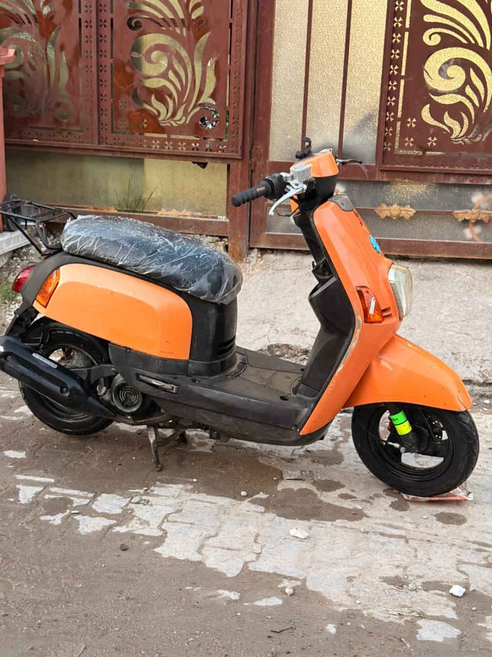 السلام عليكم ماكس بوليسي 120 مكينة مكفولة مامفتوحة بلادية وناعمة كابريتر جديد تاير جديد بلك بنزات كفرات بلادية كهربائيات كاملة شغاله سلف وهندر مابيها نقص كاملة السعر 675 وبيها مجال المكان البياع الشرطة الخامسة ‏‪***********‬‏
