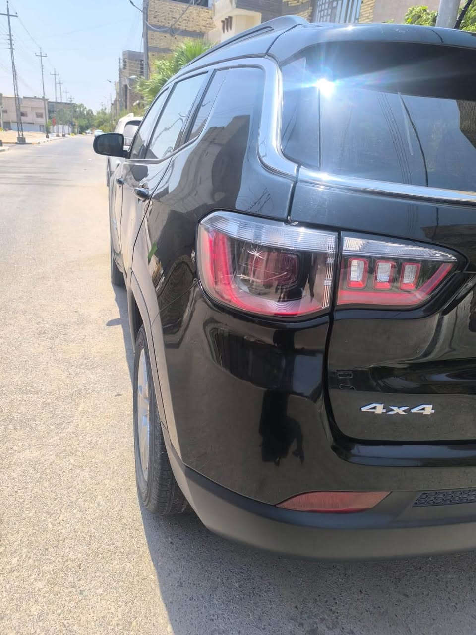 سياره للبيع نوع جيب كومباس 
اللون اسود 
موديل ٢٠٢٢
دفع رباعي 
كامره خلفيه 
حساسات بالمرايه 
تبريد قطعتين 
وبعد بيها مواصفات معروفه 
السعر ١٤٠$ وبيها مجال 
العنوان البصره ياسين خريبط 
للاتصال التواصل مع الرقم 
***********

