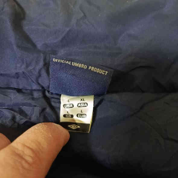 متوفرة قمصلة رياضية ماركة UMBRO الاصلية بالة نظيفة جداً سحاب زجاجي ب15الف دينار للحجز خاص او الاتصال بالرقم ***********
كل مناطق بغداد والمحافظات ب5 الاف 
ملاحظة ///يرجى فحص القطعة امام المندوب واي خلل بالقطعة يرجى بيد المندوب بدون دفع اجور التوصيل
