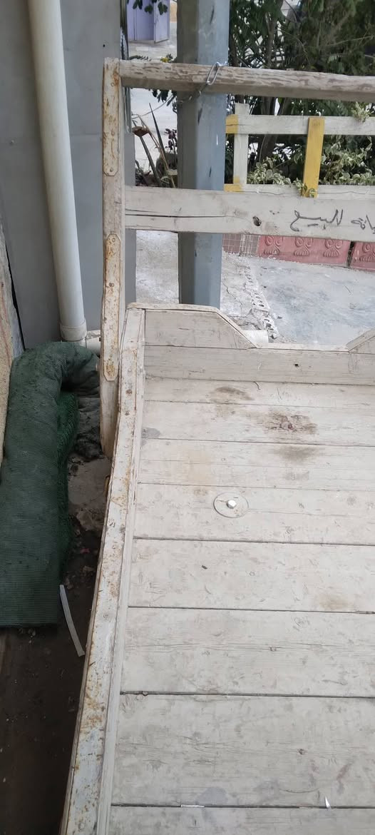 السلام عليكم ورحمة الله وبركاته اخواني عندي عريانه خشب نظيفه جدا للبيع السعر ٧٥ بيه مجال مكاني بغداد البياع موبايل ***********
