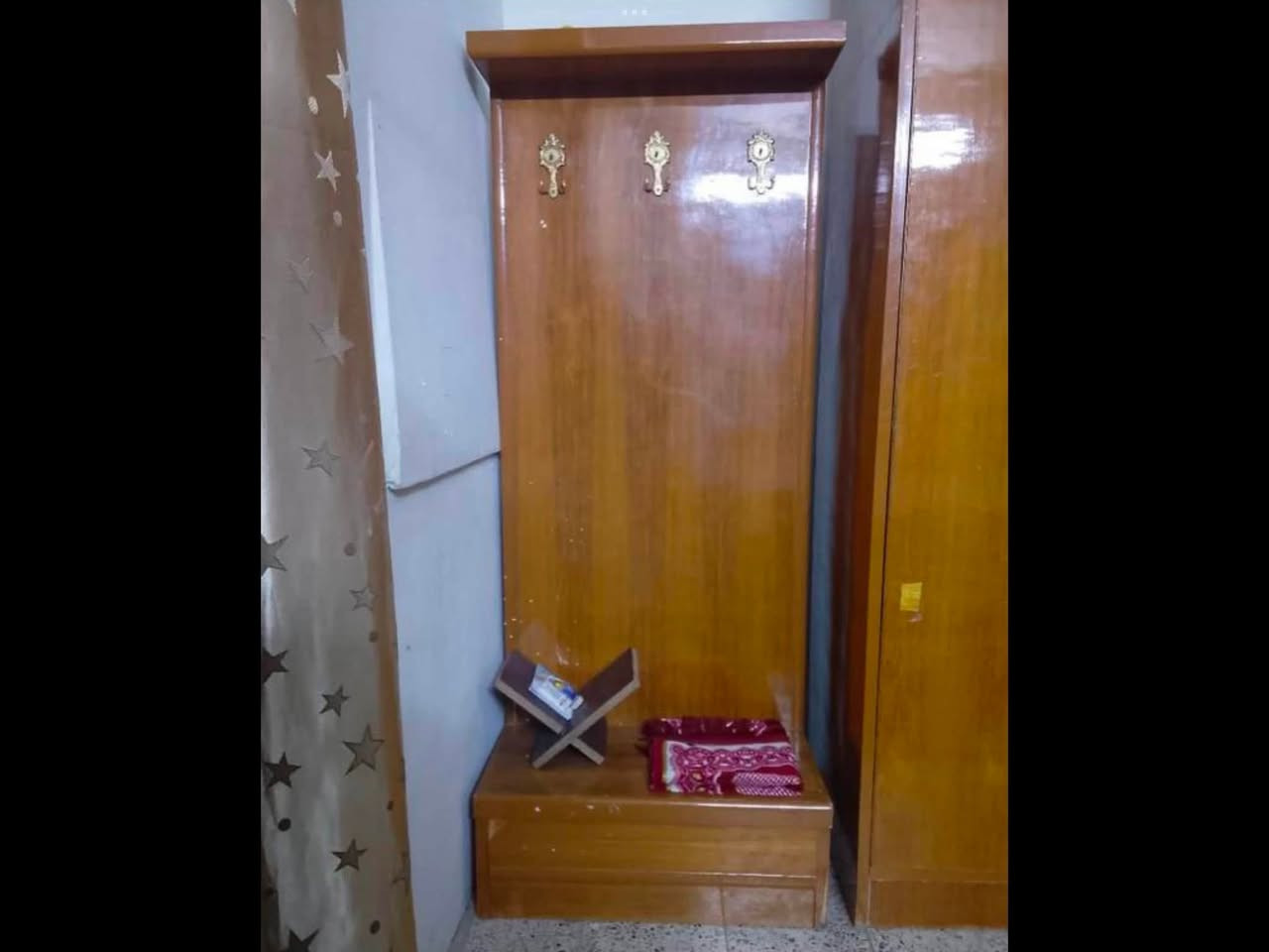 السلام عليكم عندي ٣ قطع اخشاب للبيع نص غرفه (زاويه ، سرير ، ميز تواليت ) بدون عيوب , وعندي قطعتين خشب (ميز تواليت ، وكنتور ) بيهن بعض العيوب مثل نقص يدات و كسر صغير ب مرايه الكنتور مكاني الشعب حي سومر شارع التربيه للاتصال ***********
