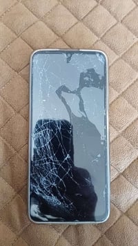 من رخصه الأدمن عندي موبايل للبيع شاشته مكسوره اسمه ريلمي الظهرمابيه شي...