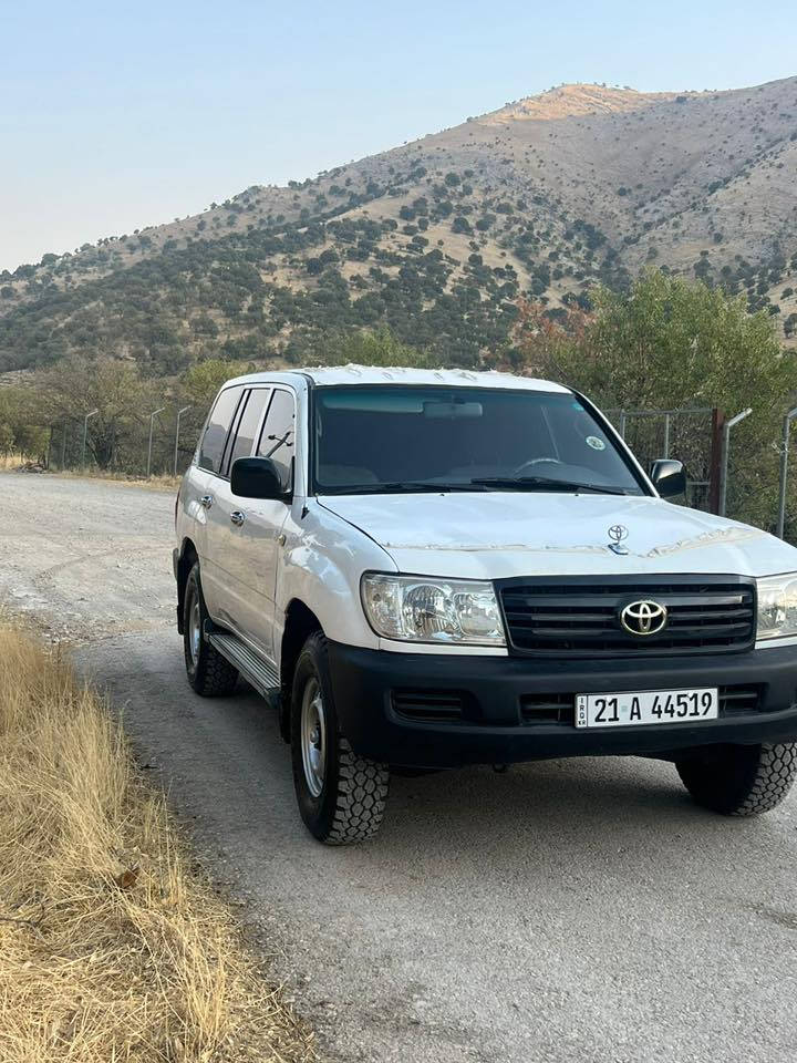 تويتا لانكروزةر ... موديل ١٩٩٨ فول عادي ...٤ تايةوو ويلي دةنلوبي لوكي لةسةرة سةنةوي تا ٢٠٣٠ تازةية 
پيشوو دواي دةعمي نية ٤ پارچة بوياخي هةية ..
جةمةلةقي دواوة بوياخي نية هيچيان  من بةعيزام دةي فروشم
گيرو مةكينة دةبل ئةكسل تةبريد ساردوو گةرم  بةشةرت سةيارةكة هيمالي خومة زور جوانة 
*********** نرخي 115 گةلا معامةلة
