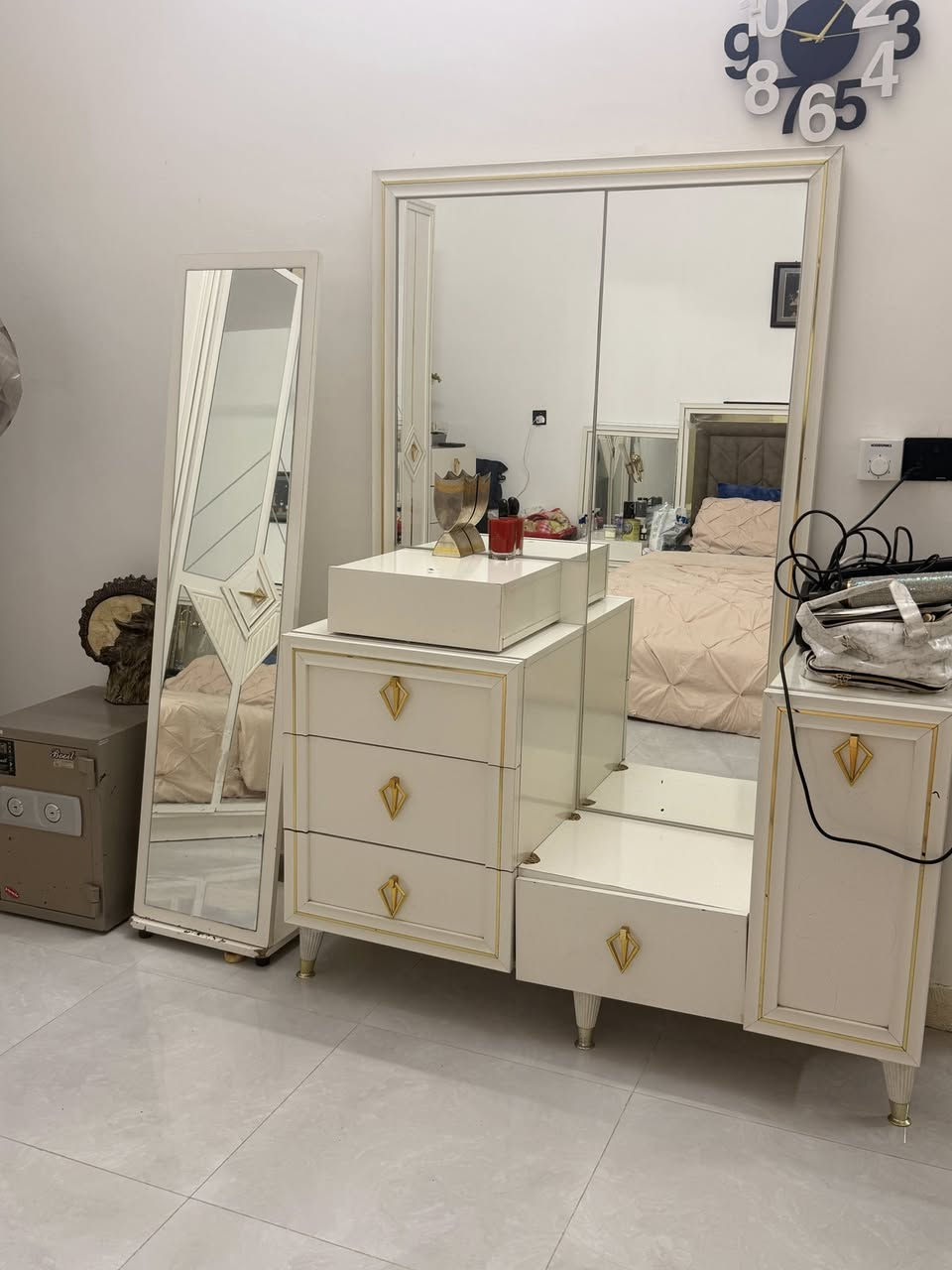 غرفه تركيا. مخزن سرير. 8 قطع  ماخذتها بمليون و150.  علمود هاي الاضرار. البيها ابيعها ب500 الف   *********** المكان بغداد الدوره
