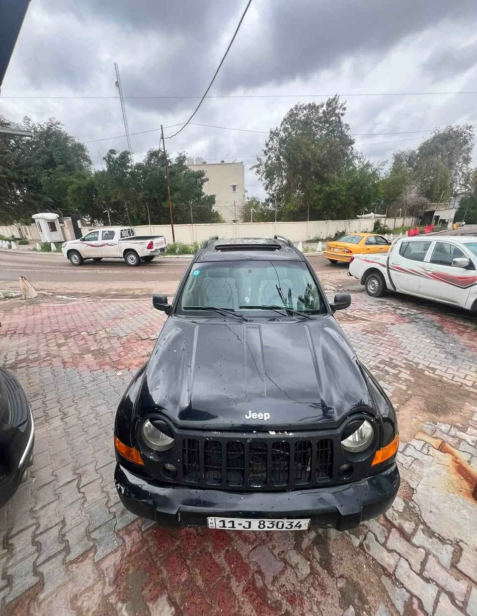 سيارة جيب ليبرتي موديل ٢٠٠٧ 
 رقم بغداد السيارة بأسمي تحويل مباشر 
السيارة limited ( فول مواصفات) فتحة سقف + كشنات كهربائية + تخم تاير جديد + التبريد خير من الله + المكينة والكير مكفولات  + كهربائياتها مرتبة + السيارة مصبوغة حزام جمالية ماشية ٢٥٥. 
 السعر الطالبة عليها ٧٥ وكلشي اكو بل سوك. 
 مكاني بغداد / الاعظمية شراي ادخل واتساب على رقم او اتصل على السيمكارت فيسبوك قليل افتحة
***********
