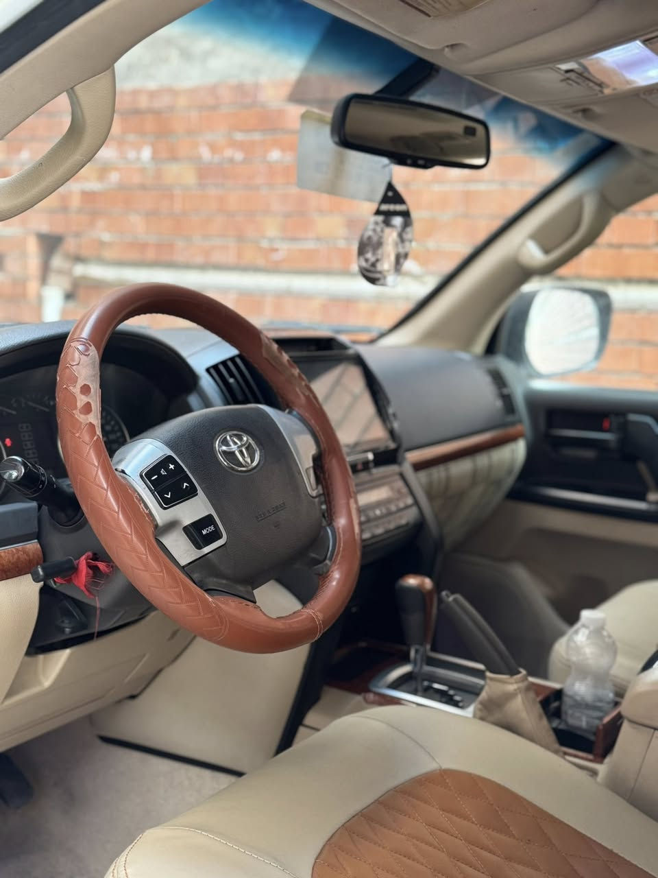 لاندكروز 2012 فطيم اصل V6 
(السيارة مكفولة كفالة عامة )
كير ومحرك مامفتوح
رقم بغداد 
بصمتين +بصمة ابواب 
تحكم ستيرن
فور ويل
شاشة كبيرة
فتحة سقف 
كشنات جلد
كشن كهربائي  
حساسات امامي خلفي 
8ايرباك 
مري قلاب عند الرجوع 
مري كهرباء 
ثلاجة 
وبعد هواي مواصفات معروفة مواصفات الفطيم 

ماشية 170 الف كيلو والسيارة جدا جدا نظيفة ومعتنين بيها ومكفولة من كلشي

السعر 370 وبيه مجال بسيط

رقم صاحب سيارة ***********
