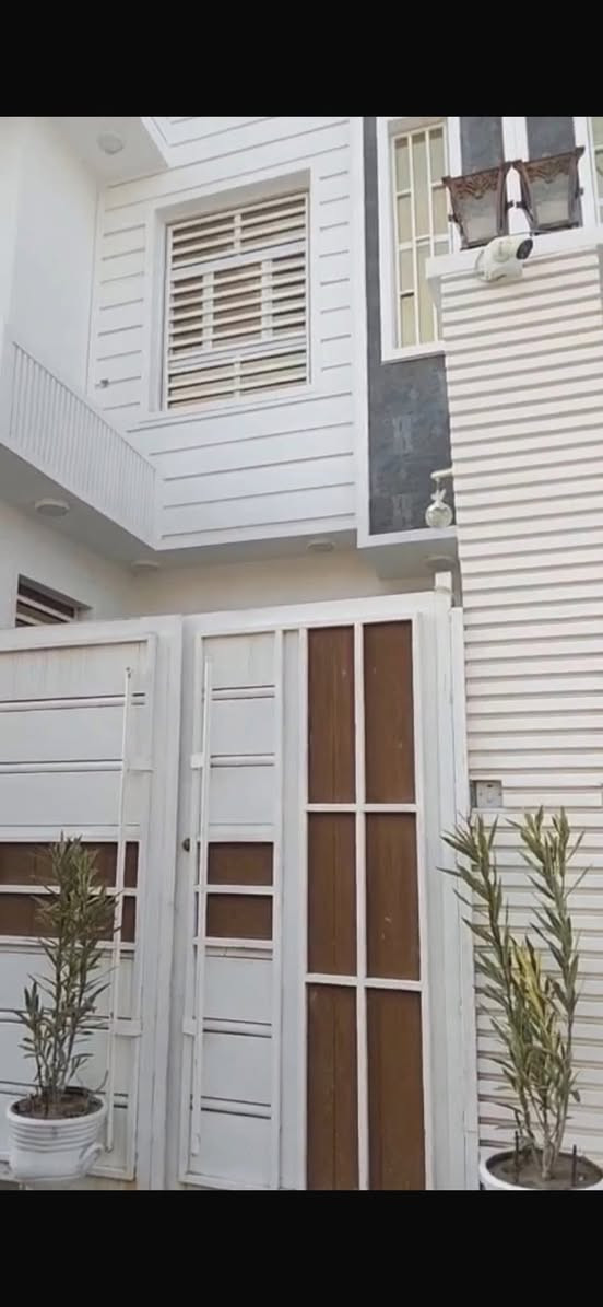 بيت للبيع 🏡 الاسكان الصناعي النزله الجامع قرب مركز الشرطه 
المساحه ١٥٠ متر طابقين بناء درجه اولى (6غرف )
للاستفسار *********** ☎️
