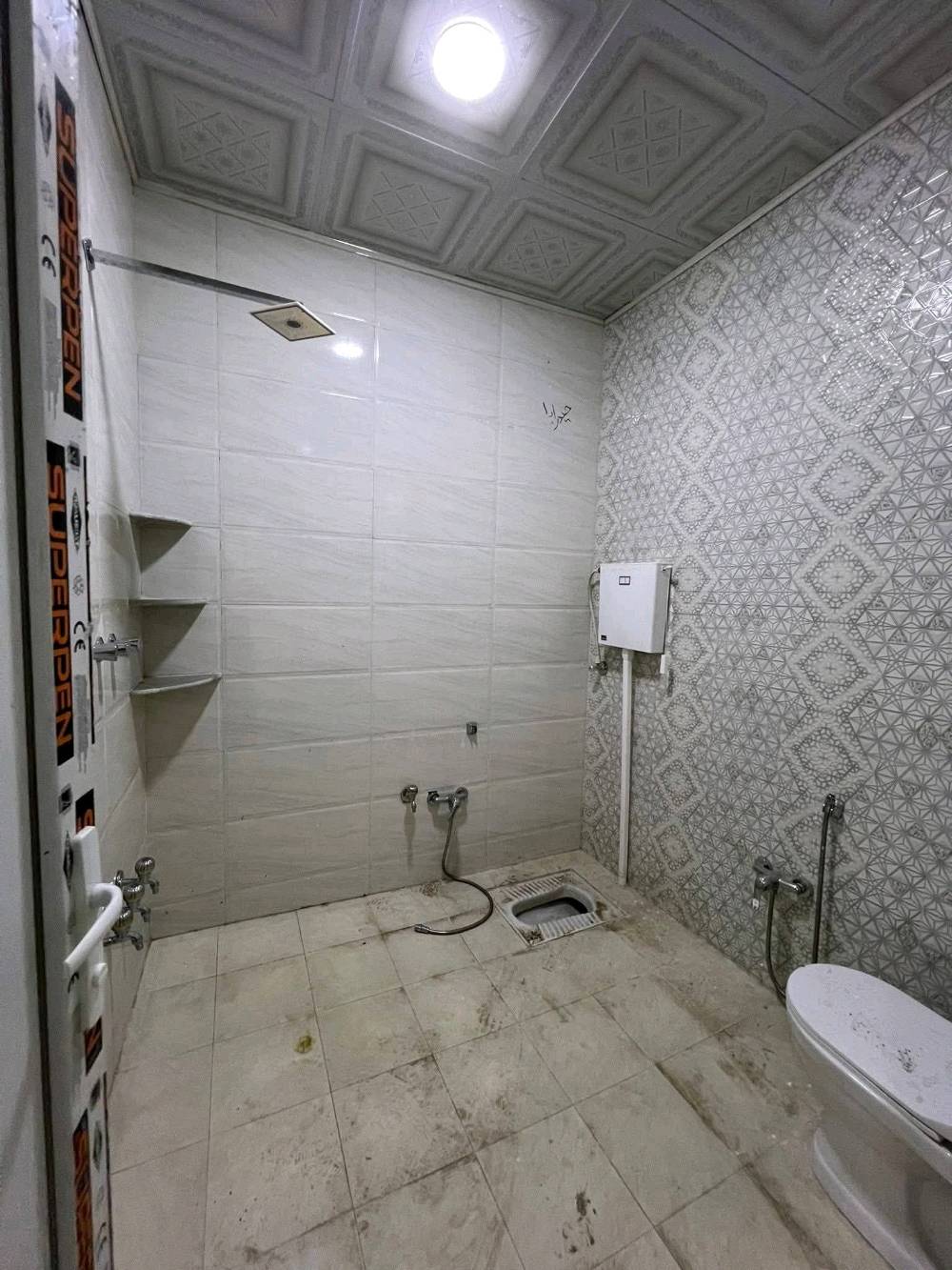 بيت 110 م طابقين طابوق بناء درجة اولى جديد غير مسكون استقبال وصالة  ومطبخ واربع غرف نوم وثلاث حمامات أرضية مرمر واجه حديثة حي الفتح بالقرب من حي سومر سايدين الچاير 